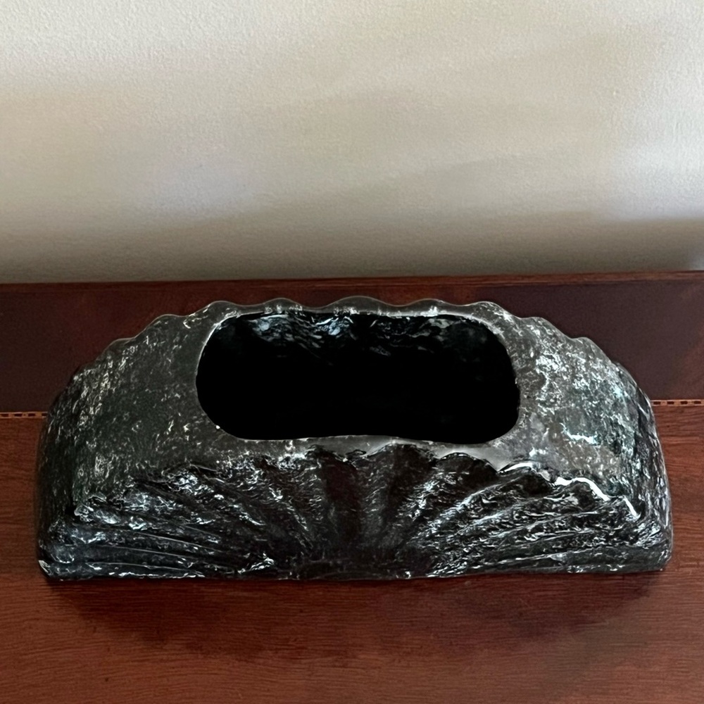 black shell vase - Picture 2 of 3